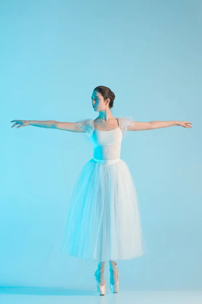 Jeune et incroyablement belle ballerine danse dans un studio bleu — Photo