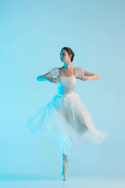 ブルー スタジオで若いと信じられないほど美しいバレリーナが踊っています。 — ストック写真