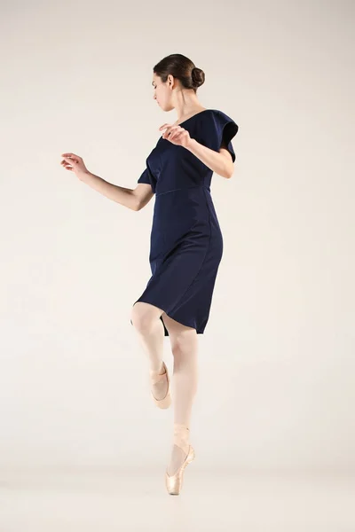 Jeune et incroyablement belle ballerine danse dans un studio bleu — Photo