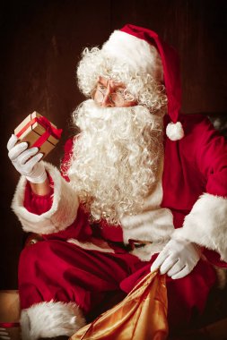Santa Claus kılık adam portresi