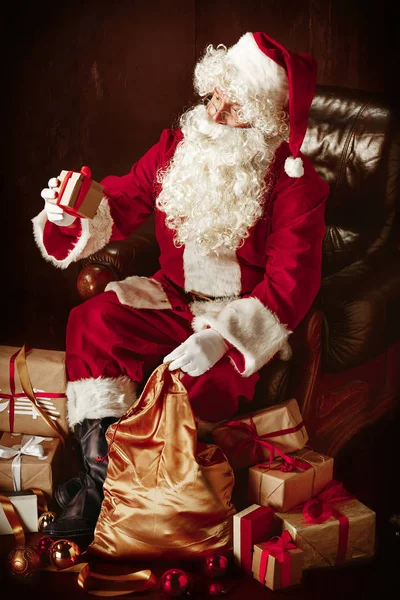 Santa Claus kılık adam portresi
