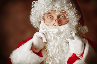 Santa Claus kılık adam portresi