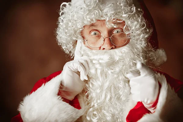 Portret van Man in Santa Claus kostuum — Stockfoto