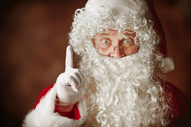 Santa Claus kılık adam portresi
