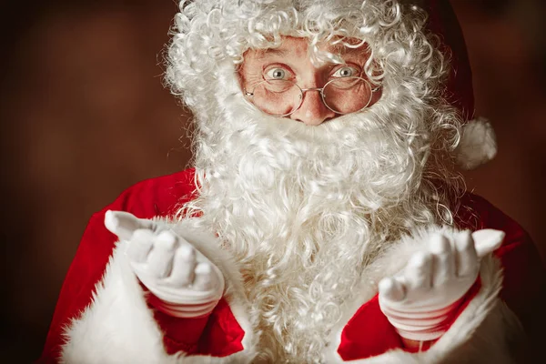 Retrato del hombre disfrazado de Papá Noel —  Fotos de Stock