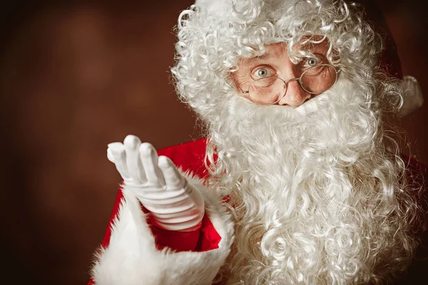 Retrato del hombre disfrazado de Papá Noel — Foto de Stock