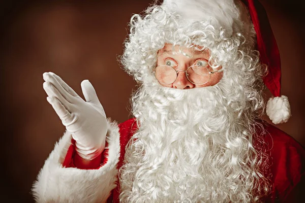 Retrato del hombre disfrazado de Papá Noel —  Fotos de Stock