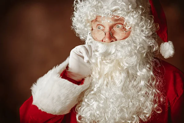 Porträt eines Mannes im Weihnachtsmann-Kostüm — Stockfoto
