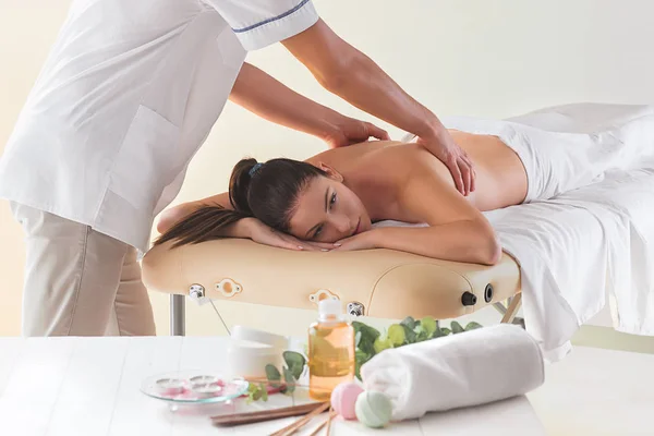 L'immagine della bella donna nel salone di massaggio — Foto Stock
