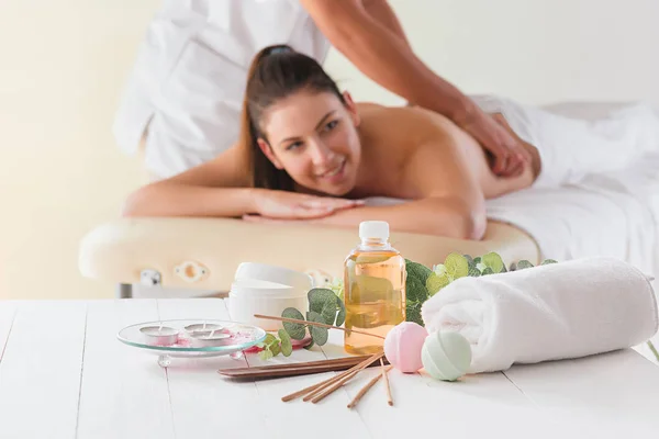Immagine di una bella donna felice nel salone di massaggio — Foto Stock