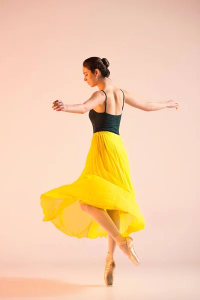 Jeune et incroyablement belle ballerine danse au studio — Photo