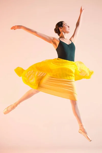 Jeune et incroyablement belle ballerine danse au studio — Photo