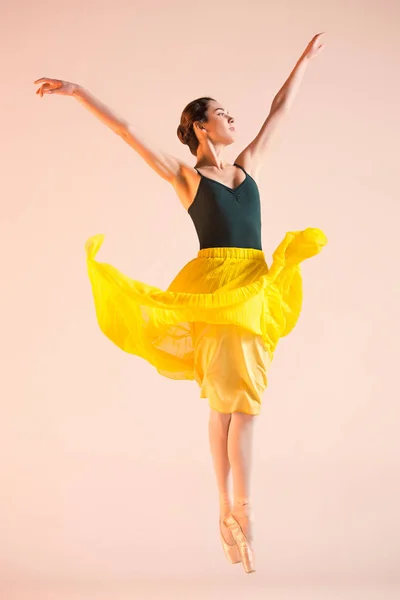 Fiatal és hihetetlenül gyönyörű balerina tánc stúdió — Stock Fotó