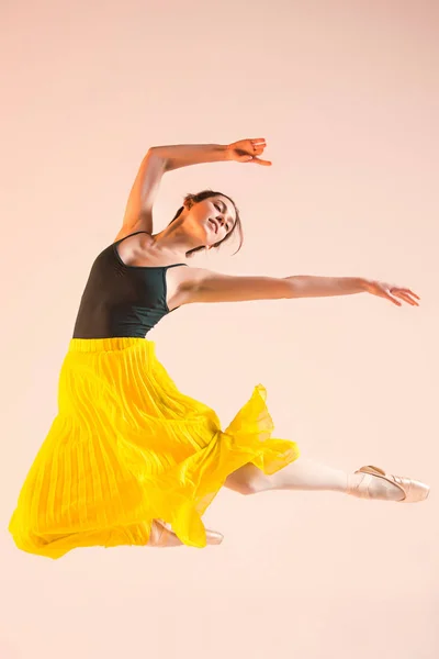 Jeune et incroyablement belle ballerine danse au studio — Photo