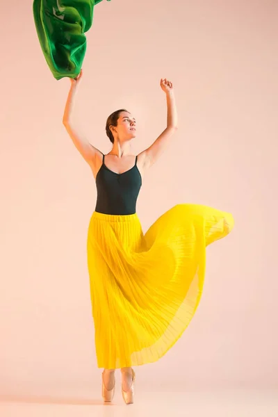 Joven e increíblemente hermosa bailarina está bailando en el estudio — Foto de Stock