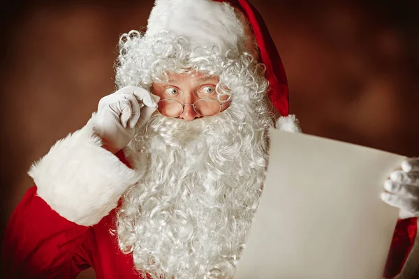 Retrato del hombre disfrazado de Papá Noel — Foto de Stock