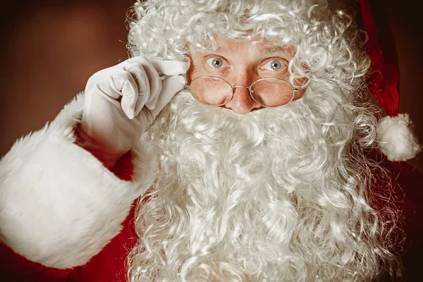 サンタ クロースの衣装での男のポートレート — ストック写真