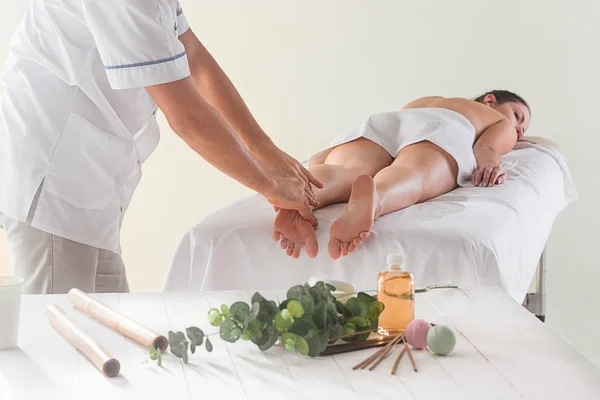 Het beeld van mooie vrouw in massagesalon — Stockfoto