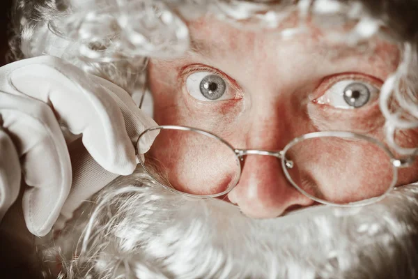 Portrait d'homme en costume de Père Noël — Photo