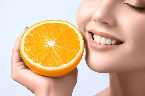 Rosto de mulheres bonitas com laranja suculenta — Fotografia de Stock