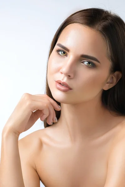 Het mooie gezicht van jonge vrouw met cleanf frisse huid — Stockfoto
