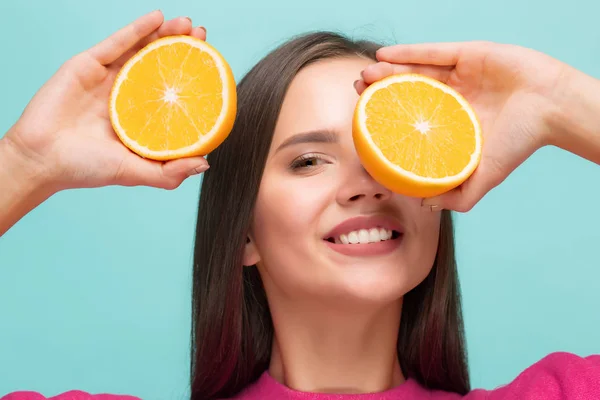 Όμορφο γυναικείο πρόσωπο με ζουμερό πορτοκάλι — Φωτογραφία Αρχείου