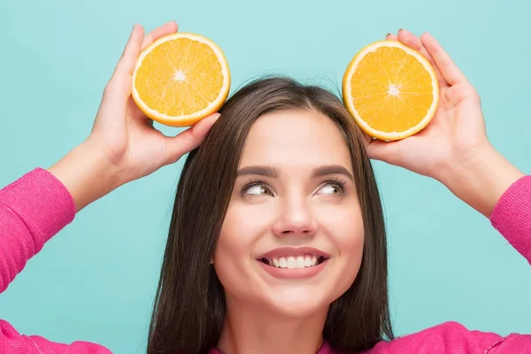 Bella faccia delle donne con arancia succosa — Foto Stock