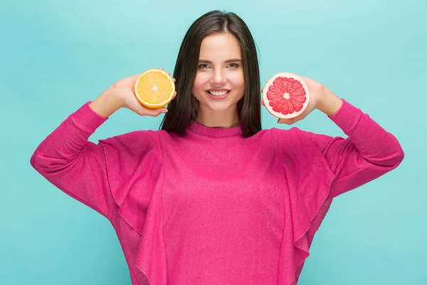 Beau visage de femme avec orange juteuse — Photo