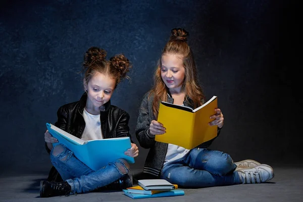 Dwoje dzieci, czytanie książek w studio — Zdjęcie stockowe