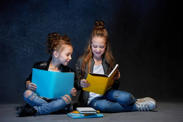 Twee kinderen lezen de boeken in studio — Stockfoto