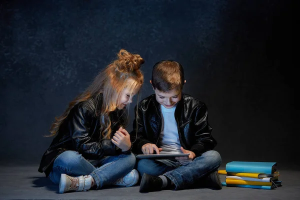 Studio skott av två barn med laptop — Stockfoto