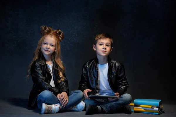 Studio záběr dvou dětí s notebookem — Stock fotografie