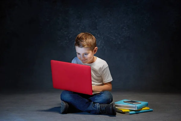 Anak kecil duduk dengan laptop di studio — Stok Foto