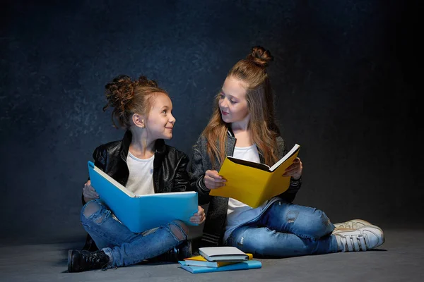 Двое детей читают книги в студии — стоковое фото