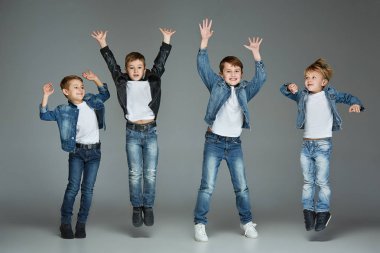 Genç erkek stüdyoda atlama