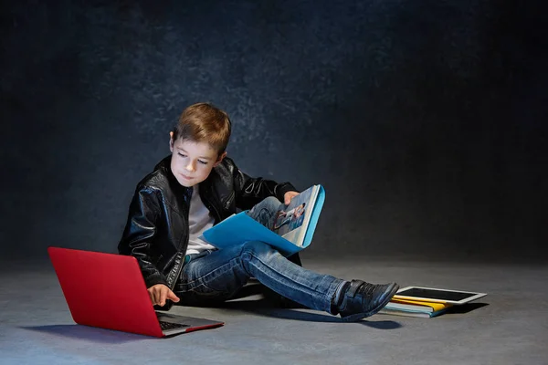Anak kecil duduk dengan gadget — Stok Foto
