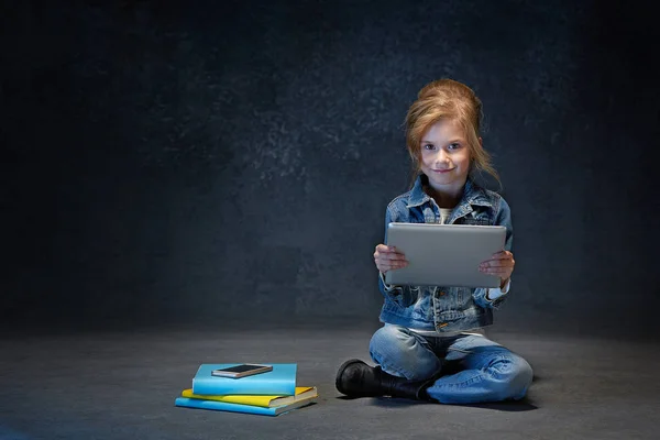 Niña sentada con la tableta — Foto de Stock