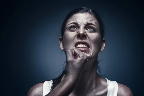 Nahaufnahme Porträt einer weinenden Frau mit blauer Haut und schwarzen Augen — Stockfoto