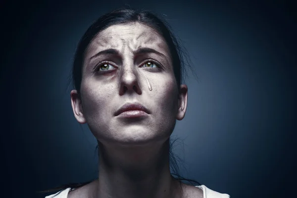 Nahaufnahme Porträt einer weinenden Frau mit blauer Haut und schwarzen Augen — Stockfoto