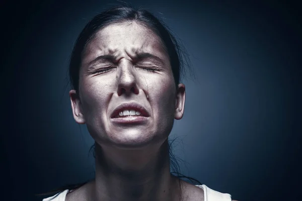 Retrato de cerca de una mujer llorando con la piel magullada y los ojos negros — Foto de Stock