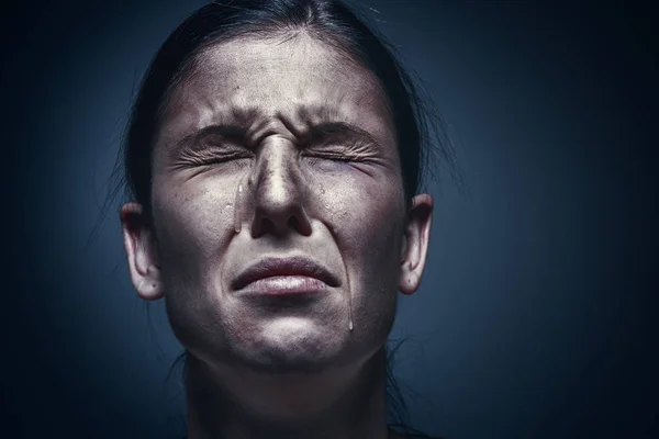 Nahaufnahme Porträt einer weinenden Frau mit blauer Haut und schwarzen Augen — Stockfoto