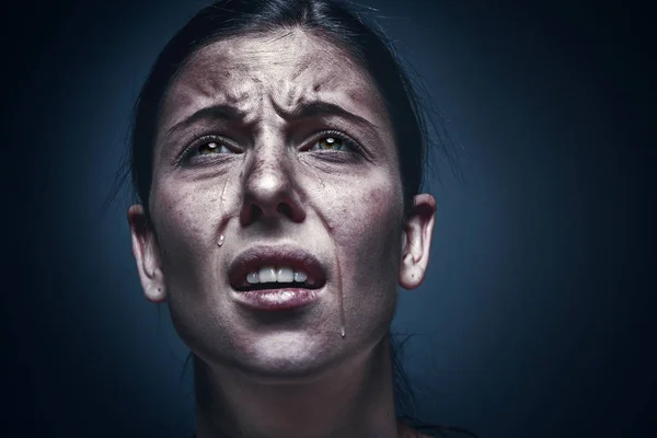 Retrato de cerca de una mujer llorando con la piel magullada y los ojos negros — Foto de Stock