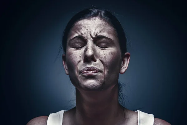 Nahaufnahme Porträt einer weinenden Frau mit blauer Haut und schwarzen Augen — Stockfoto