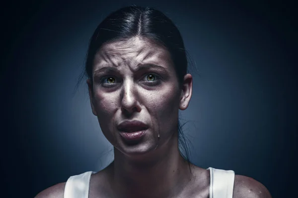 Крупный план портрета плачущей женщины с синяками на коже и черными глазами — стоковое фото