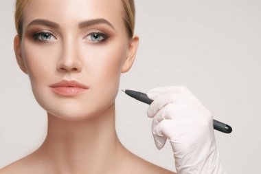 Plastik Cerrahi operasyon öncesi güzel bir genç kadın.