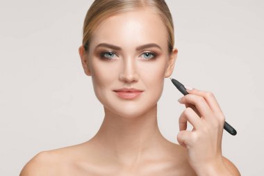 Plastik Cerrahi operasyon öncesi güzel bir genç kadın.