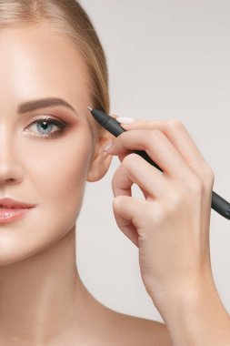 Plastik Cerrahi operasyon öncesi güzel bir genç kadın.