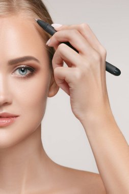 Plastik Cerrahi operasyon öncesi güzel bir genç kadın.