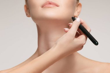 Plastik Cerrahi operasyon öncesi güzel bir genç kadın.