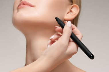 Plastik Cerrahi operasyon öncesi güzel bir genç kadın.